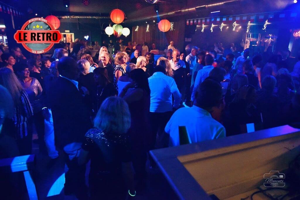 Ambiance électrique à la Soirée Nostalgie Party - Foule sur la piste du Rétro Discothèque